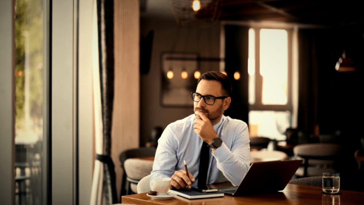 Odměna jednatele vs dividenda: jak optimalizovat výplatu peněz z firmy